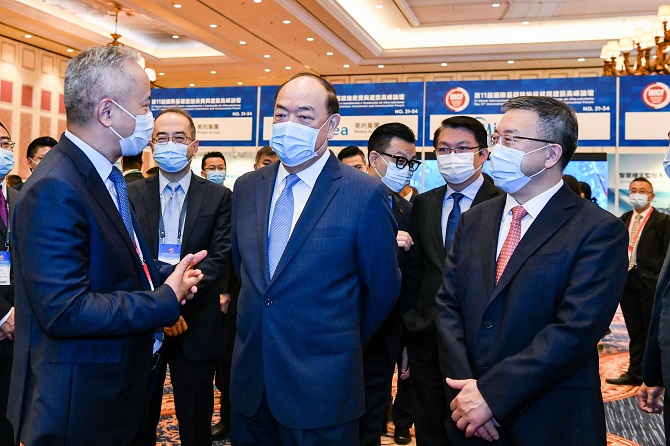 1606881062136720.jpg 房会长陪同特首巡馆.jpg