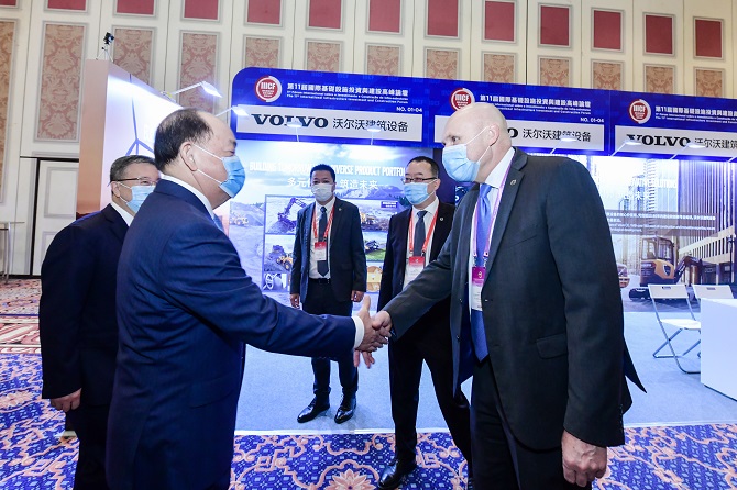 1606881074115841.jpg 房会长陪同特首巡馆2.jpg