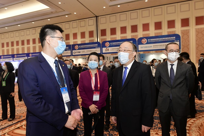 1606881084406435.jpg 于会长陪同王炳南副部长巡馆.JPG